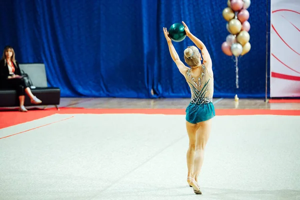 Uma Menina Ginasta Artística Realiza Exercício Uma Competição Atleta Ágil — Fotografia de Stock