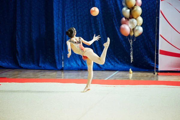 Dívka Umělecká Gymnastka Provádí Cvičení Soutěži Hbitý Sportovec Stojí Krásně — Stock fotografie