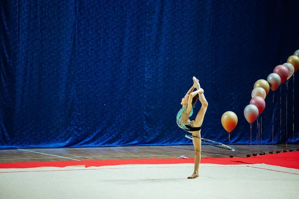 Uma Menina Ginasta Artística Realiza Exercício Uma Competição Atleta Ágil — Fotografia de Stock