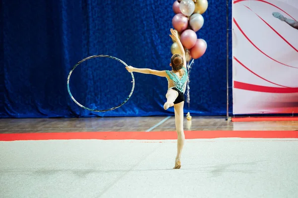 Bir Kız Artistik Jimnastikçi Bir Yarışmada Egzersiz Yapıyor Çevik Sporcu — Stok fotoğraf