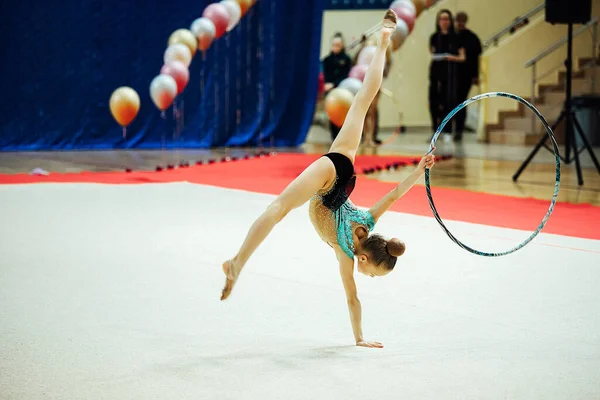 Een Turnster Treedt Met Een Hoepel Flexibele Atleet Voert Een — Stockfoto