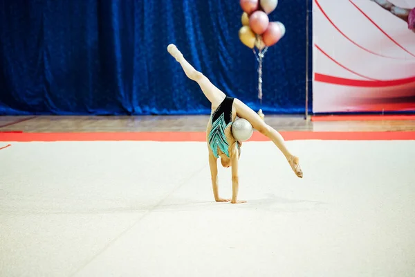 Gymnast Girl Performs Hoop Flexible Athlete Performs Handstand Competitions — Stock Photo, Image