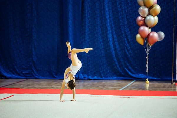 Una Chica Gimnasta Realiza Con Aro Atleta Flexible Realiza Handstand — Foto de Stock