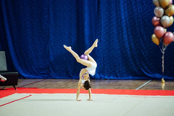 Una Chica Gimnasta Realiza Con Aro Atleta Flexible Realiza Handstand — Foto de Stock