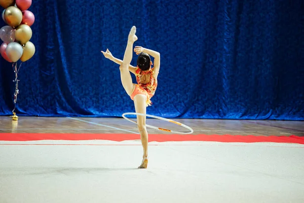 Bir Kız Artistik Jimnastikçi Bir Yarışmada Egzersiz Yapıyor Çevik Sporcu — Stok fotoğraf