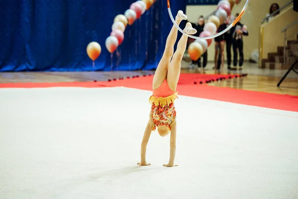 Una Chica Gimnasta Realiza Con Aro Atleta Flexible Realiza Handstand — Foto de Stock