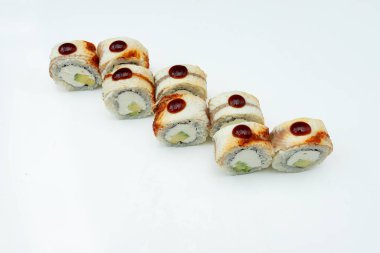 Bir porsiyon suşi masanın üzerinde beyaz bir zemin üzerinde hazır bir Asya yemeği deniz ürünleri ve taze pirinç, lezzetli yiyecekler.