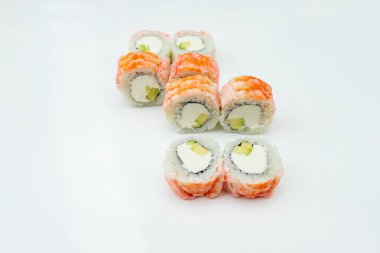 Bir porsiyon suşi masanın üzerinde beyaz bir zemin üzerinde hazır bir Asya yemeği deniz ürünleri ve taze pirinç, lezzetli yiyecekler.
