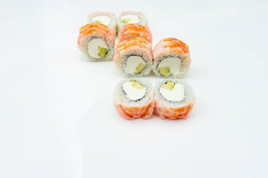 Bir porsiyon suşi masanın üzerinde beyaz bir zemin üzerinde hazır bir Asya yemeği deniz ürünleri ve taze pirinç, lezzetli yiyecekler.