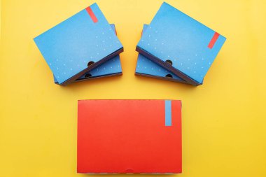 Fast food kutuları, hızlı bir atıştırmalık için boş tek kullanımlık yiyecek kutuları, parlak bir arka planda hazır yiyecekler.