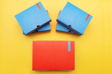 Fast food kutuları, hızlı bir atıştırmalık için boş tek kullanımlık yiyecek kutuları, parlak bir arka planda hazır yiyecekler.