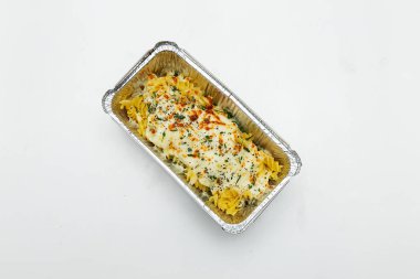 Fast food restoranında hazırlanmış ve hızlı teslimat için tek kullanımlık yemeklere paketlenmiş makarnadan yapılan makarna, bir kap açık ve ikincisi kapalı.