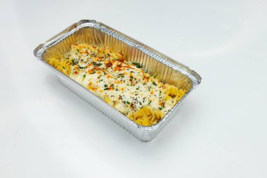 Fast food restoranında hazırlanmış ve hızlı teslimat için tek kullanımlık yemeklere paketlenmiş makarnadan yapılan makarna, bir kap açık ve ikincisi kapalı.