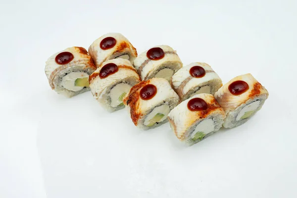 Eine Portion Sushi Brötchen Liegt Auf Dem Tisch Vor Weißem — Stockfoto