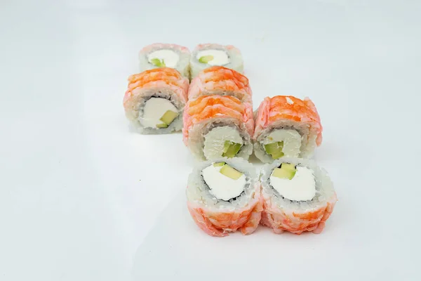 Una Porción Rollos Sushi Está Sobre Mesa Sobre Fondo Blanco —  Fotos de Stock