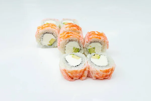 Portion Sushi Rullar Ligger Bordet Vit Bakgrund Förberedd Asiatisk Maträtt — Stockfoto