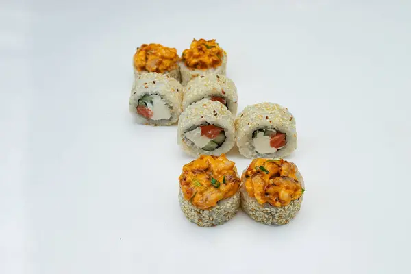 Een Portie Sushi Broodjes Ligt Tafel Een Witte Achtergrond Een — Stockfoto