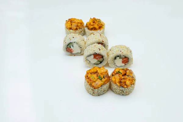 Uma Porção Rolos Sushi Está Sobre Mesa Fundo Branco Prato — Fotografia de Stock