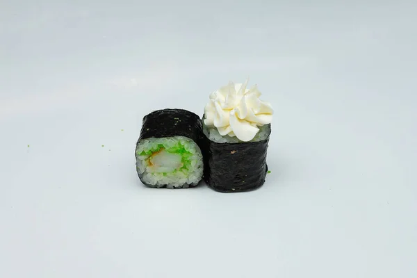 Portion Två Sushi Rullar Med Varm Sås Ligger Bordet Vit — Stockfoto