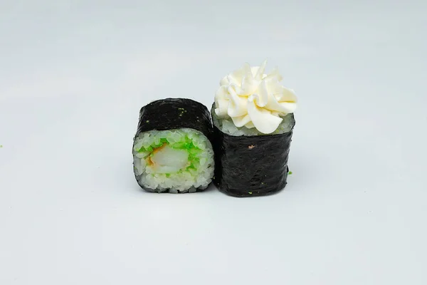 Eine Portion Von Zwei Sushi Rollen Mit Heißer Sauce Liegt — Stockfoto