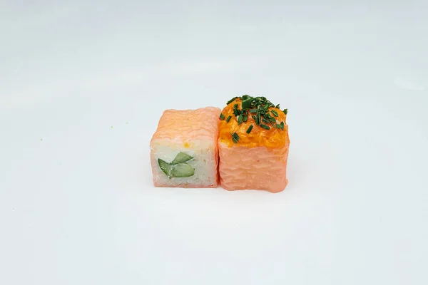 Uma Porção Dois Rolos Sushi Com Molho Picante Está Sobre — Fotografia de Stock