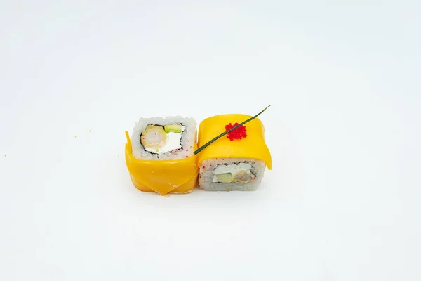 Portion Två Sushi Rullar Med Varm Sås Ligger Bordet Vit — Stockfoto