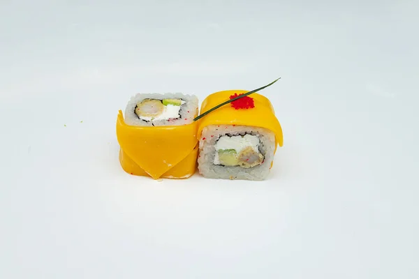 Eine Portion Von Zwei Sushi Rollen Mit Heißer Sauce Liegt — Stockfoto