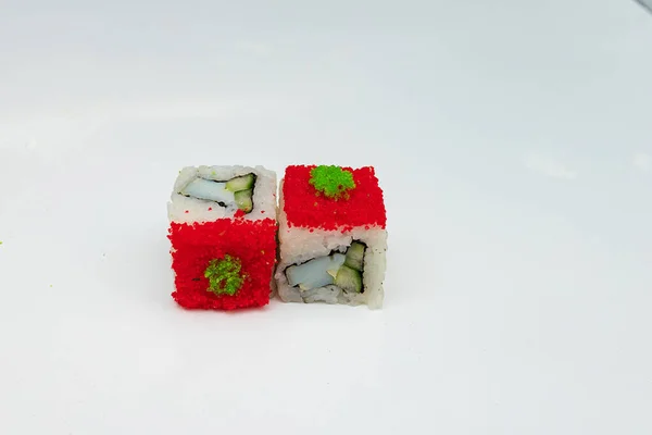 Portion Två Sushi Rullar Med Varm Sås Ligger Bordet Vit — Stockfoto