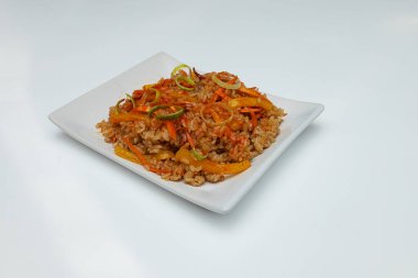 pirinç pilavı, siyah tabakta, beyaz izole bir zemin üzerinde, Asya restoranında lezzetli bir yemek.