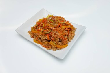 pirinç pilavı, siyah tabakta, beyaz izole bir zemin üzerinde, Asya restoranında lezzetli bir yemek.