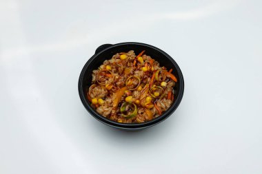 pirinç pilavı, siyah tabakta, beyaz izole bir zemin üzerinde, Asya restoranında lezzetli bir yemek.