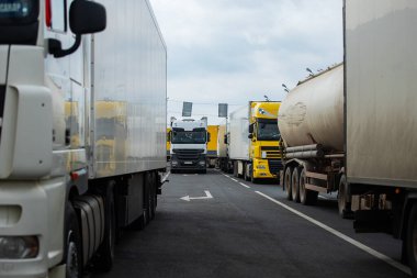 Sınırda uzun bir trafik sıkışıklığı, Coronavirüs salgını nedeniyle eyaletler arasında gümrük kontrolleri için uzun bir bekleyiş, kargo taşımacılığının hijyenik denetiminin artması