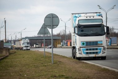 Sınırda uzun bir trafik sıkışıklığı, Coronavirüs salgını nedeniyle eyaletler arasında gümrük kontrolleri için uzun bir bekleyiş, kargo taşımacılığının hijyenik denetiminin artması