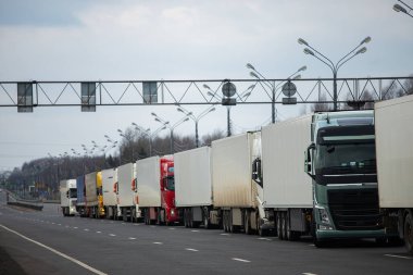 Sınırda uzun bir trafik sıkışıklığı, Coronavirüs salgını nedeniyle eyaletler arasında gümrük kontrolleri için uzun bir bekleyiş, kargo taşımacılığının hijyenik denetiminin artması