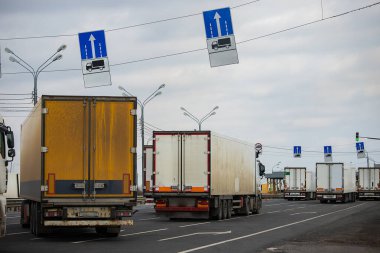 Sınırda uzun bir trafik sıkışıklığı, Coronavirüs salgını nedeniyle eyaletler arasında gümrük kontrolleri için uzun bir bekleyiş, kargo taşımacılığının hijyenik denetiminin artması