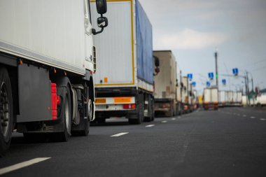 Sınırda uzun bir trafik sıkışıklığı, Coronavirüs salgını nedeniyle eyaletler arasında gümrük kontrolleri için uzun bir bekleyiş, kargo taşımacılığının hijyenik denetiminin artması
