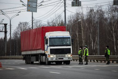 Sınırda uzun bir trafik sıkışıklığı, Coronavirüs salgını nedeniyle eyaletler arasında gümrük kontrolleri için uzun bir bekleyiş, kargo taşımacılığının hijyenik denetiminin artması