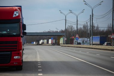 Sınırda uzun bir trafik sıkışıklığı, Coronavirüs salgını nedeniyle eyaletler arasında gümrük kontrolleri için uzun bir bekleyiş, kargo taşımacılığının hijyenik denetiminin artması