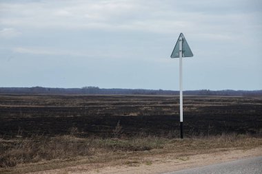 Dağlardaki gözlem platformuna yakın dik bir yamaçta, insanlar doğal manzarayı mahvediyor, ilkbaharın başlarında kuru çimlerde güneşli havada sigara izmaritleri ve turistlerin attığı çöpler yatıyor.