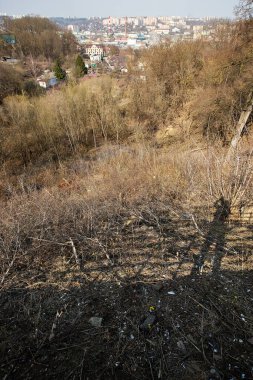 Dağlardaki gözlem platformuna yakın dik bir yamaçta, insanlar doğal manzarayı mahvediyor, ilkbaharın başlarında kuru çimlerde güneşli havada sigara izmaritleri ve turistlerin attığı çöpler yatıyor.