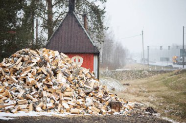 Fast food restoranının yaz kafesi koronavirüs salgını sırasında karantinaya alınmıştır, ziyaretçilere erişim yasaktır ve sandalyeler ve masalar uyarı bandıyla bağlanmıştır.
