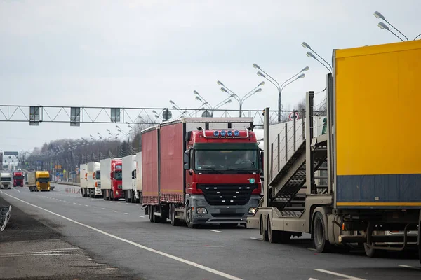 Sınırda uzun bir trafik sıkışıklığı, Coronavirüs salgını nedeniyle eyaletler arasında gümrük kontrolleri için uzun bir bekleyiş, kargo taşımacılığının hijyenik denetiminin artması