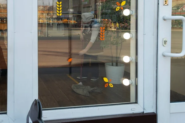 Reflexo Uma Janela Vidro Balconista Padaria Está Limpando Chão Com — Fotografia de Stock