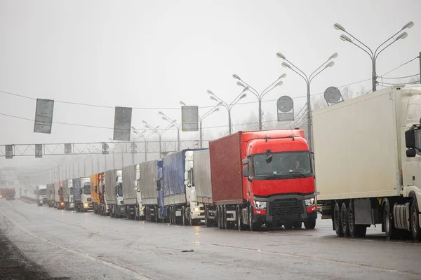 Sınırda uzun bir trafik sıkışıklığı, Coronavirüs salgını nedeniyle eyaletler arasında gümrük kontrolleri için uzun bir bekleyiş, kargo taşımacılığının hijyenik denetiminin artması