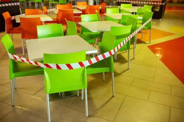 购物中心的食品店因受到考罗纳威斯的威胁而关闭 在大流行期间禁止进入餐馆 咖啡店 座位被警告带堵塞 — 图库照片