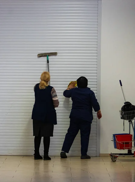 Twee Schoonmakers Wassen Desinfecteren Wand Van Een Quarantaine Geplaatste Winkel — Stockfoto