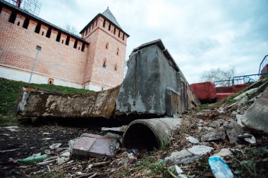 Çamur ve çöp içinde kurumuş eski bir gölet. Eski kalenin yanında terk edilmiş bir park. Yoksul bir ülkenin ıssız bir şehrinde. Çeşmenin taş kasesinin tamir edilmesi gerekiyor.