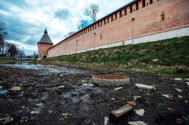 Çamur ve çöp içinde kurumuş eski bir gölet. Eski kalenin yanında terk edilmiş bir park. Yoksul bir ülkenin ıssız bir şehrinde. Çeşmenin taş kasesinin tamir edilmesi gerekiyor.