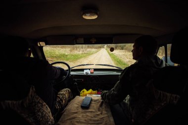 Sürücü off-road kullanıyor. Toprak bir yolda dört tekerden çekişli bir arabanın içi görünüyor. Ganimet baskınının tehlikeli geçişi. aşırı sürüş