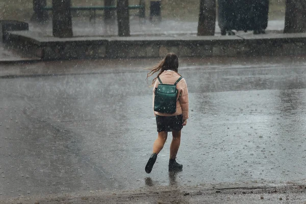 Una Chica Mojada Camina Bajo Lluvia Sin Paraguas Cabello Mojado —  Fotos de Stock